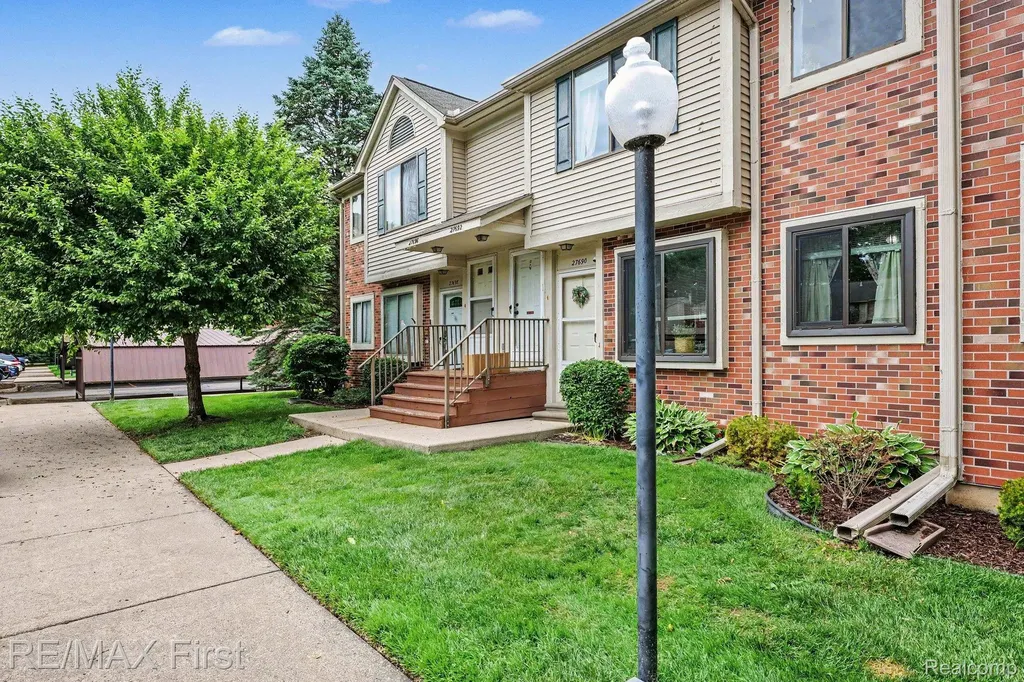 27690 Harrison Woods Lane Harrison Charter Township MI 48045