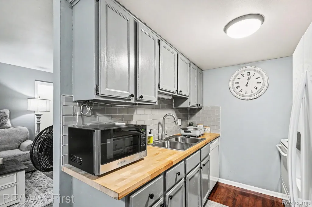 27690 Harrison Woods Lane Harrison Charter Township MI 48045