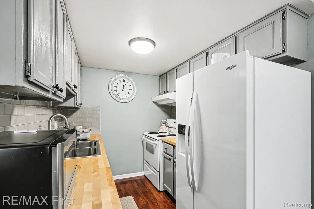 27690 Harrison Woods Lane Harrison Charter Township MI 48045