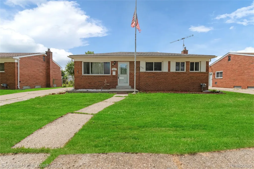 25217 Roan Avenue Warren City MI 48089