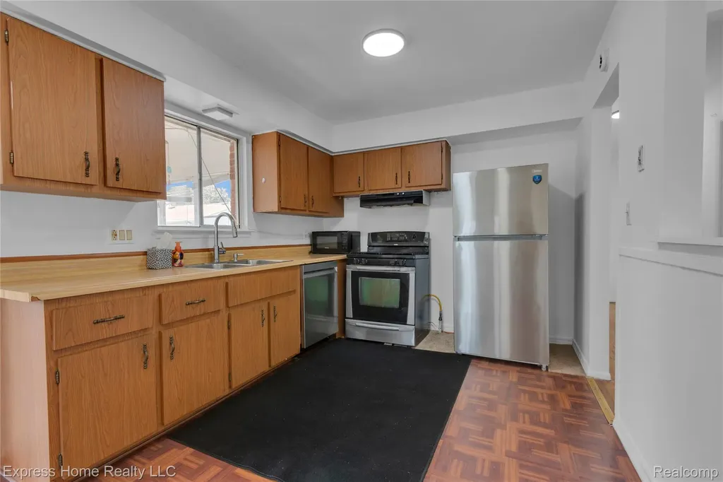 25217 Roan Avenue Warren City MI 48089