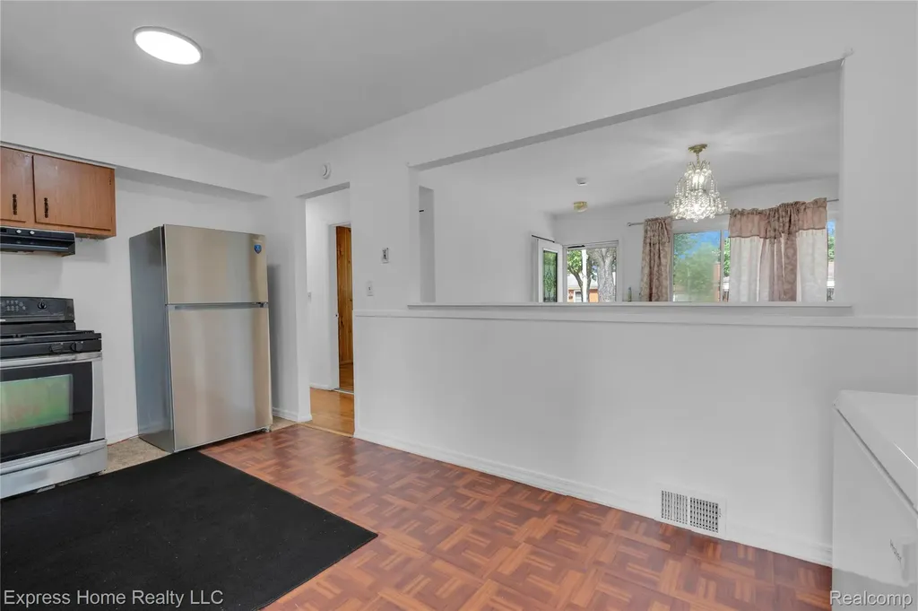 25217 Roan Avenue Warren City MI 48089