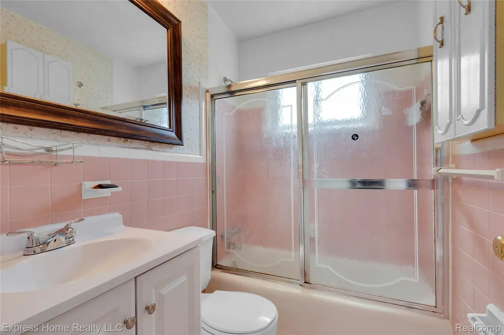 25217 Roan Avenue Warren City MI 48089