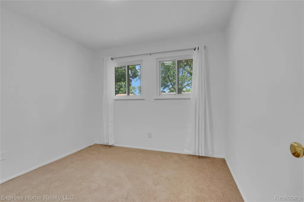 25217 Roan Avenue Warren City MI 48089