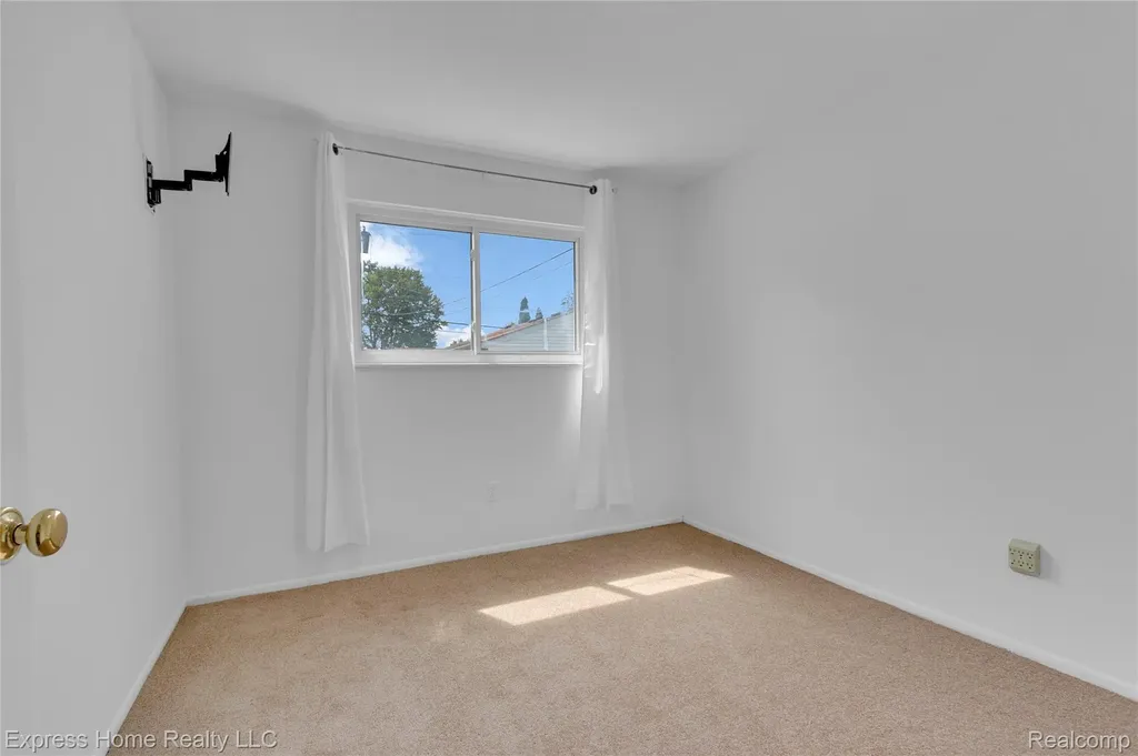 25217 Roan Avenue Warren City MI 48089
