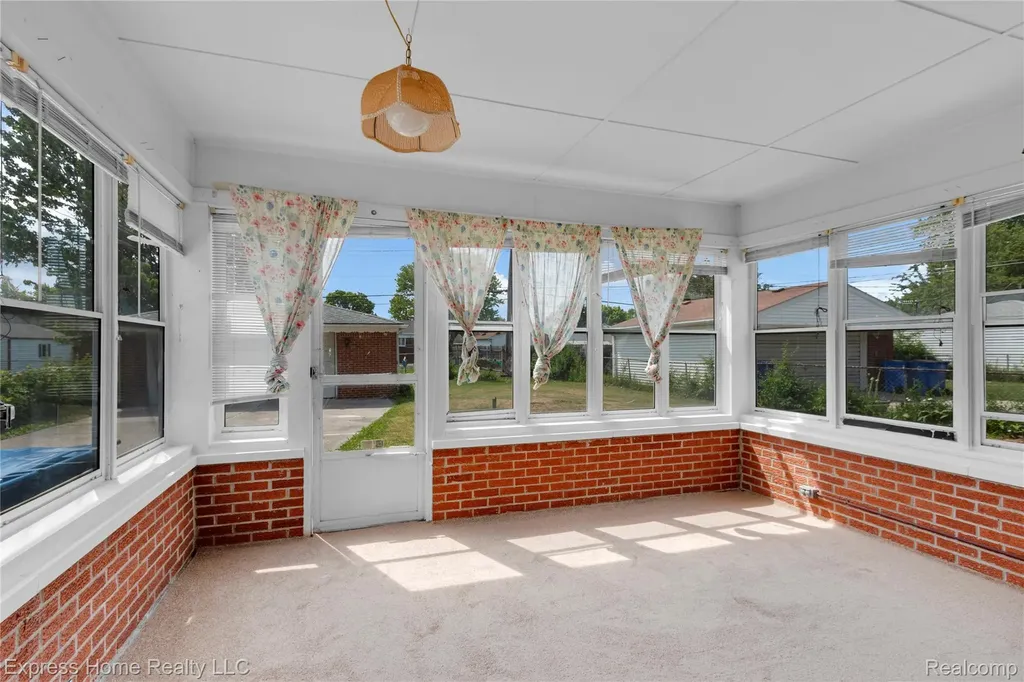 25217 Roan Avenue Warren City MI 48089