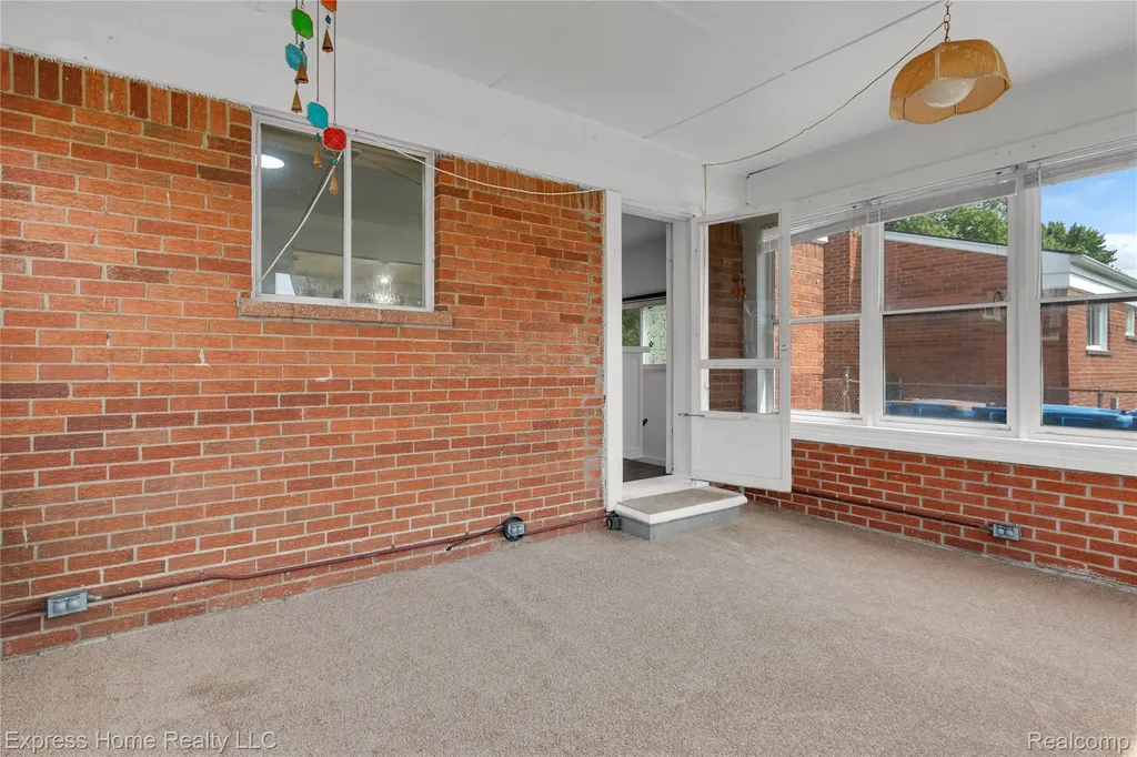 25217 Roan Avenue Warren City MI 48089