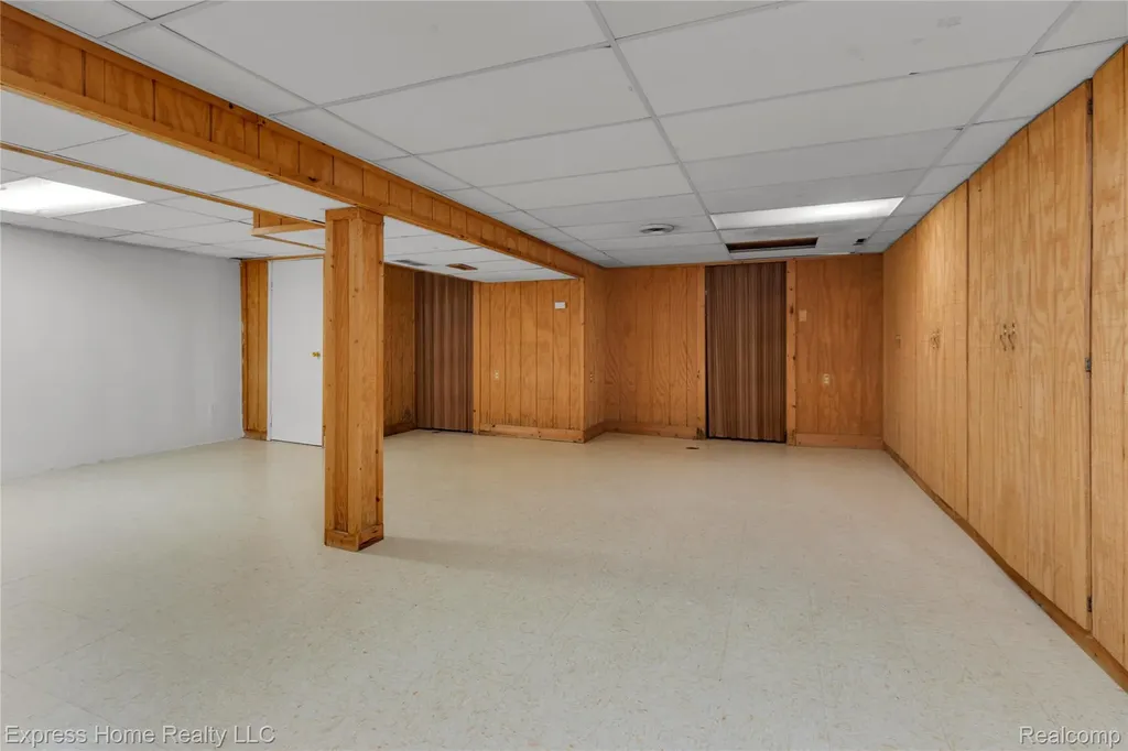 25217 Roan Avenue Warren City MI 48089