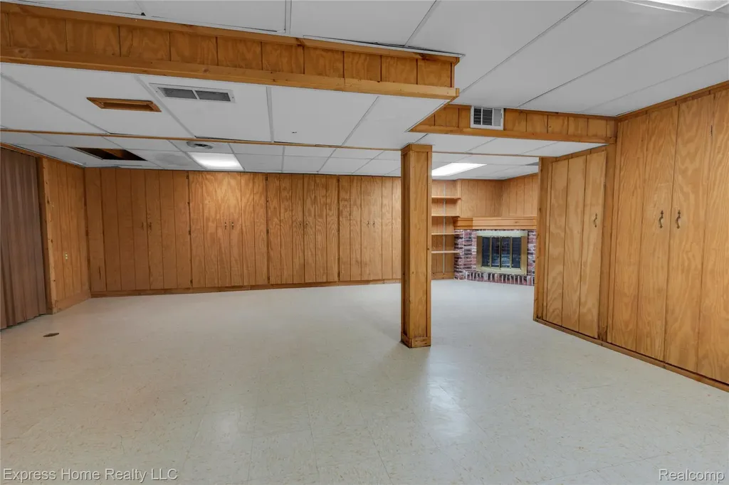 25217 Roan Avenue Warren City MI 48089