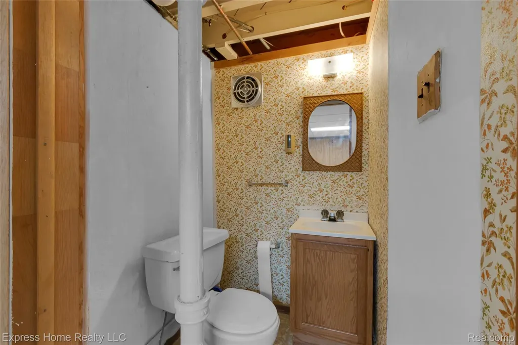 25217 Roan Avenue Warren City MI 48089