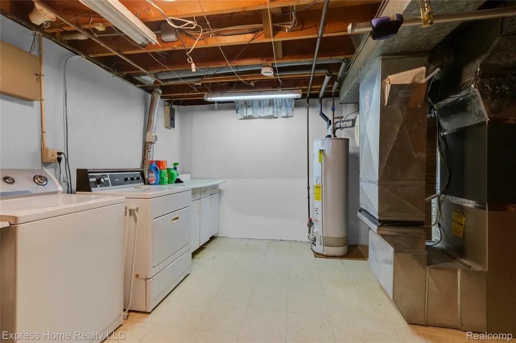 25217 Roan Avenue Warren City MI 48089