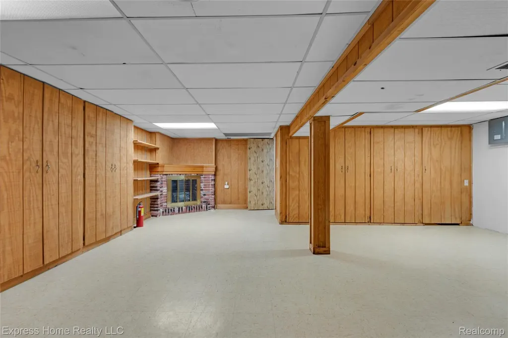 25217 Roan Avenue Warren City MI 48089
