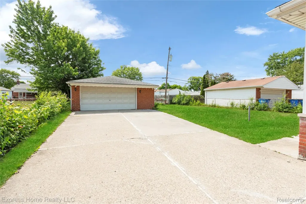 25217 Roan Avenue Warren City MI 48089