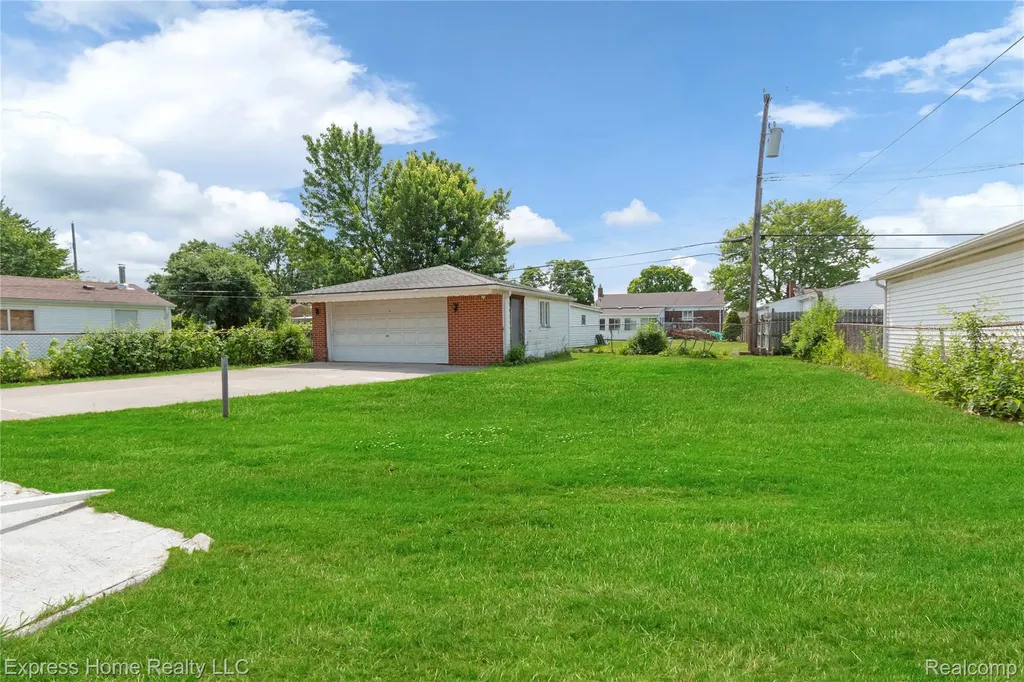 25217 Roan Avenue Warren City MI 48089