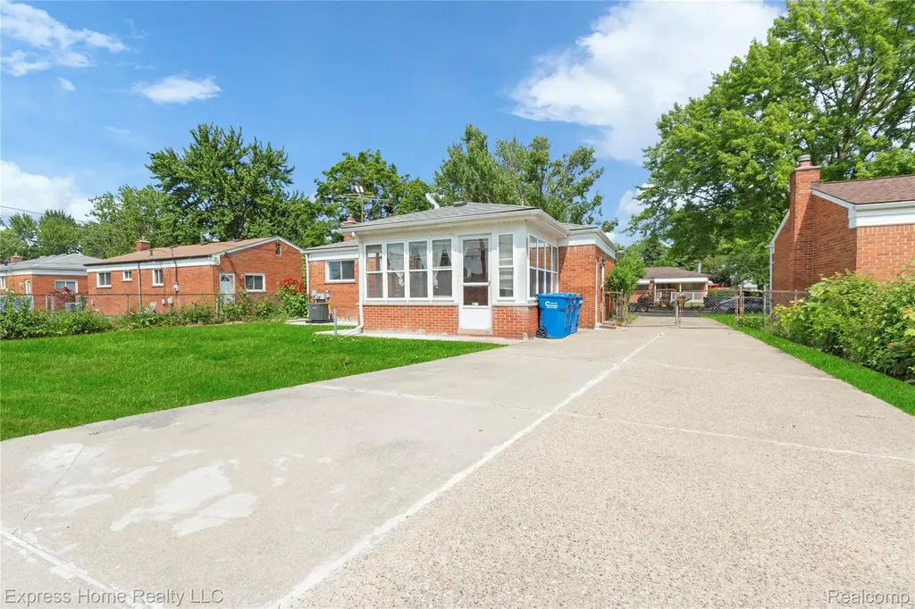 25217 Roan Avenue Warren City MI 48089