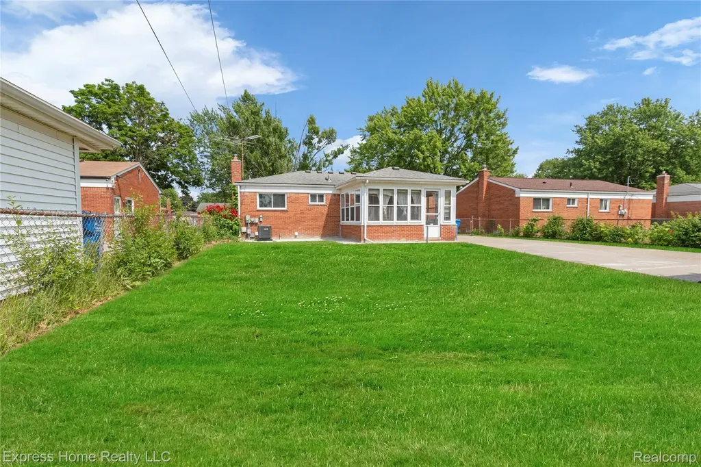 25217 Roan Avenue Warren City MI 48089