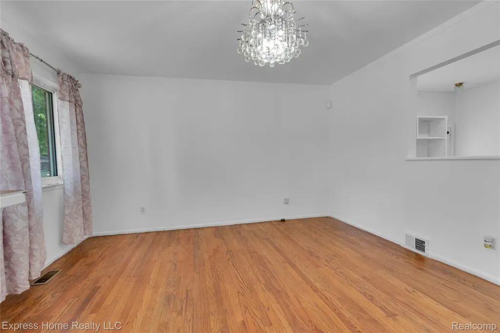 25217 Roan Avenue Warren City MI 48089