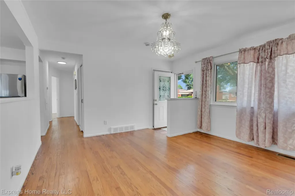 25217 Roan Avenue Warren City MI 48089