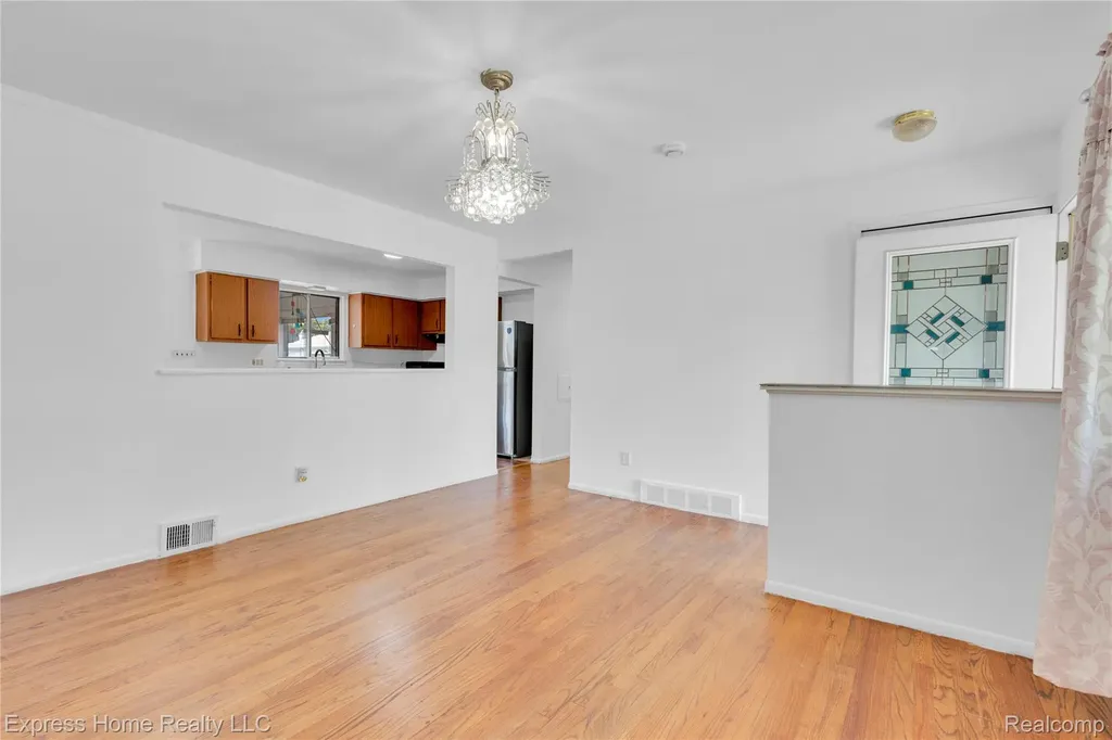 25217 Roan Avenue Warren City MI 48089