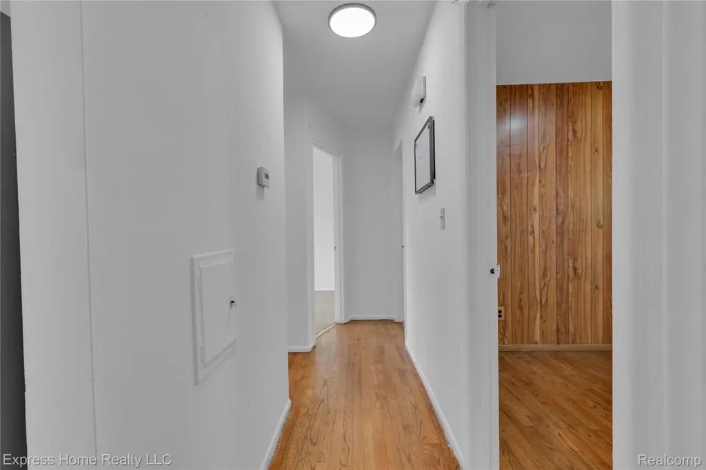 25217 Roan Avenue Warren City MI 48089