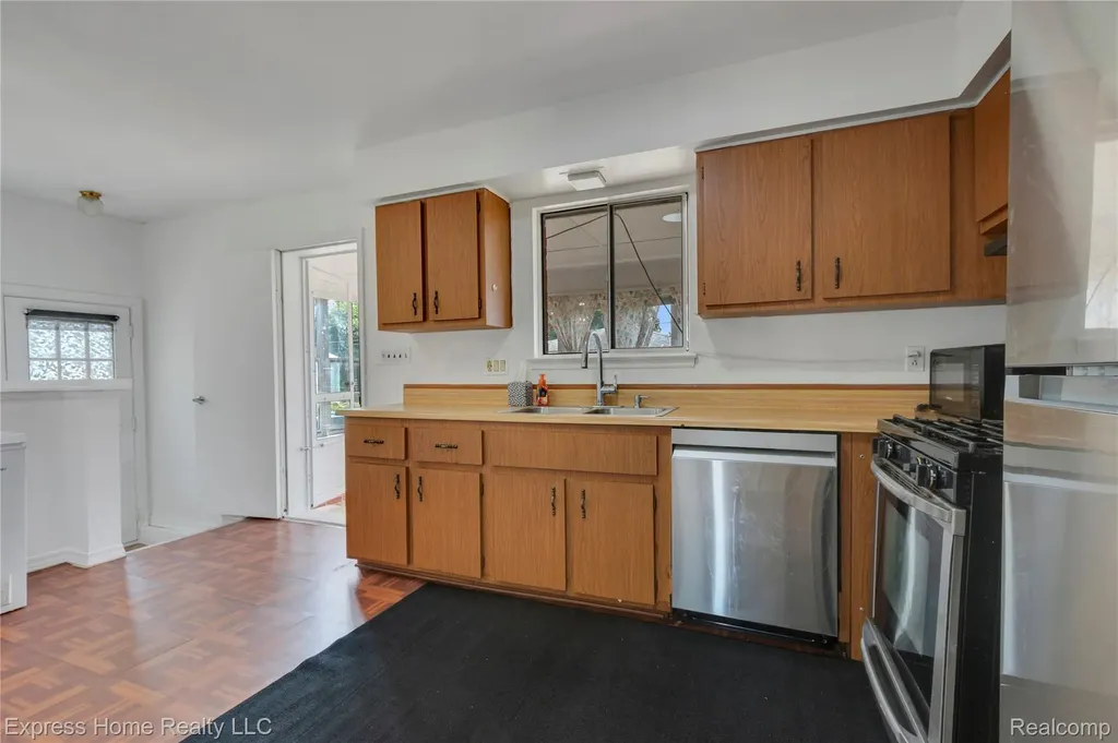 25217 Roan Avenue Warren City MI 48089