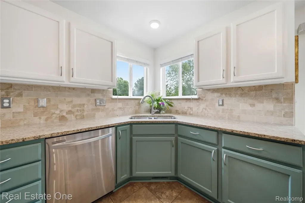 8576 Barrington Drive Superior Charter Township MI 48198