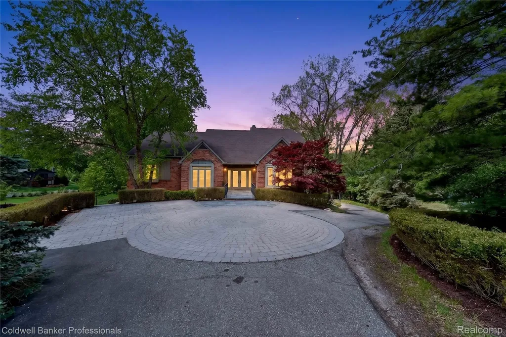 2076 Shore Hill Court West Bloomfield Charter Township MI 48323