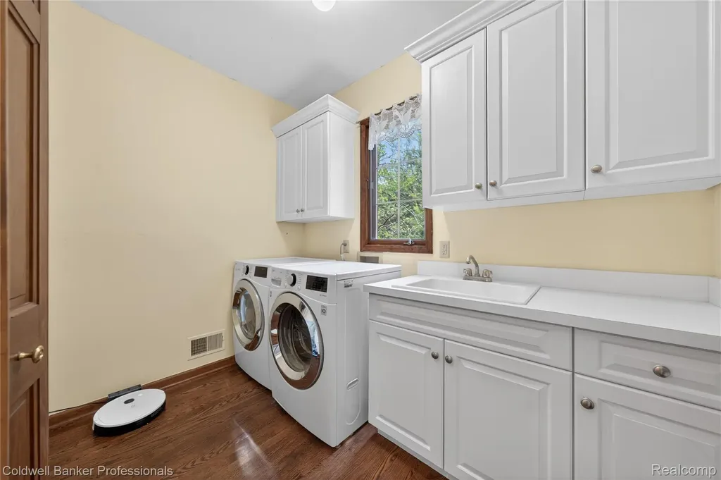 2076 Shore Hill Court West Bloomfield Charter Township MI 48323