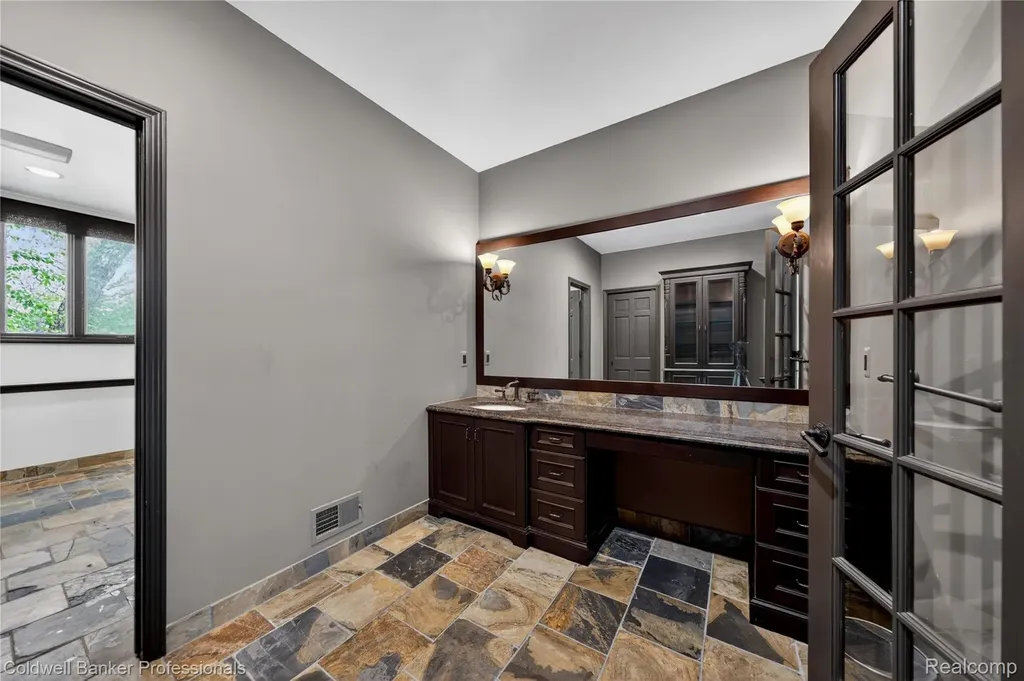 2076 Shore Hill Court West Bloomfield Charter Township MI 48323