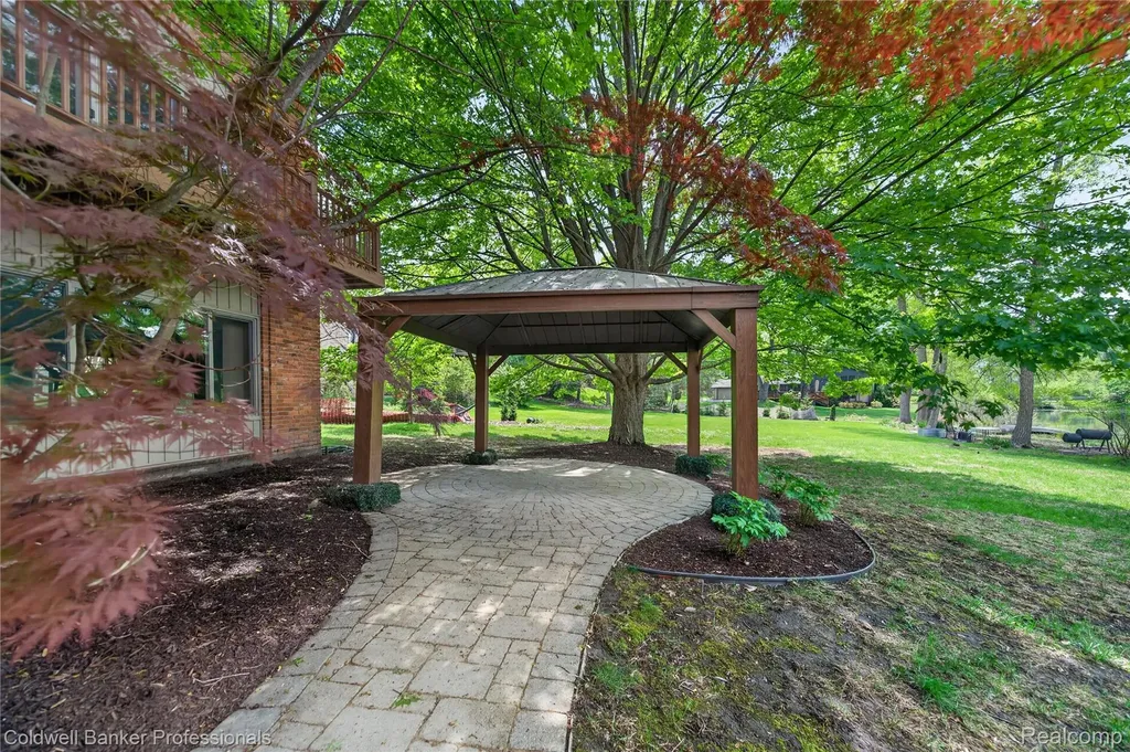 2076 Shore Hill Court West Bloomfield Charter Township MI 48323