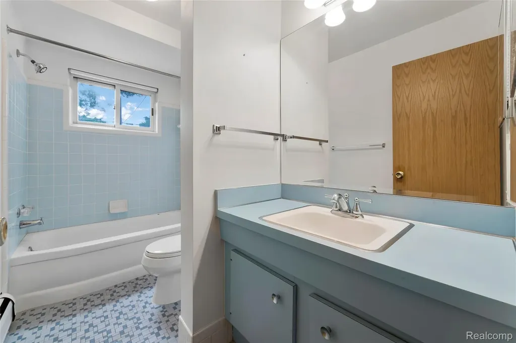35927 Dover Street Livonia City MI 48150