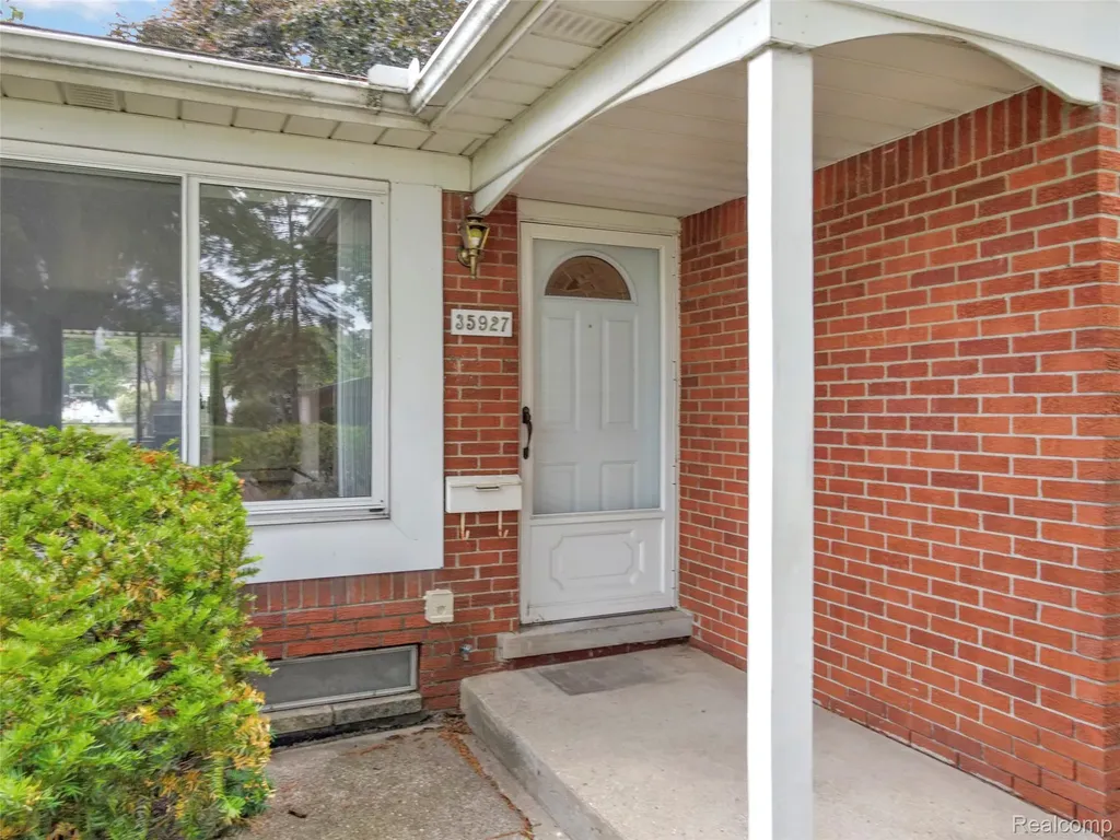 35927 Dover Street Livonia City MI 48150