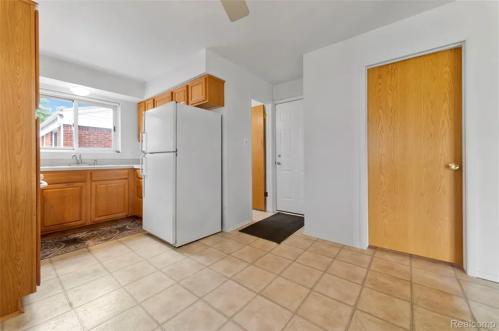 35927 Dover Street Livonia City MI 48150