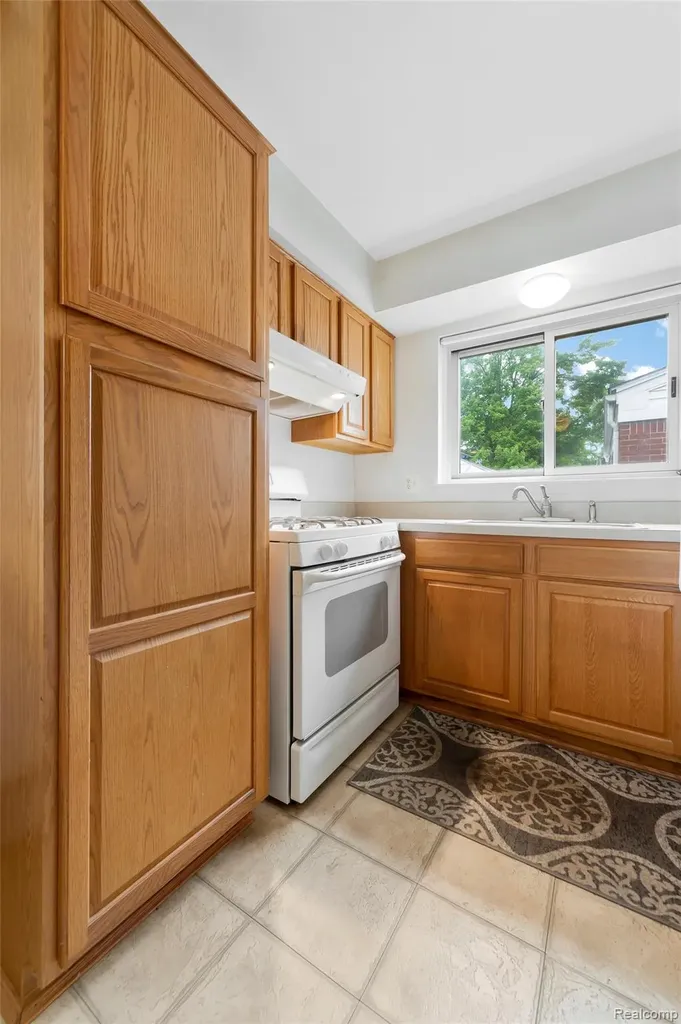 35927 Dover Street Livonia City MI 48150