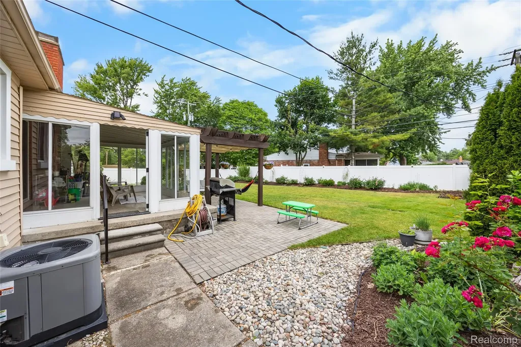 30064 Bentley Street Livonia City MI 48154