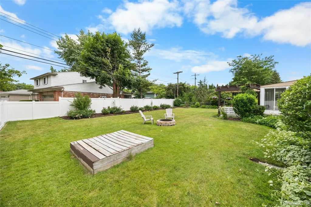30064 Bentley Street Livonia City MI 48154