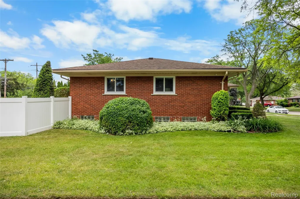 30064 Bentley Street Livonia City MI 48154