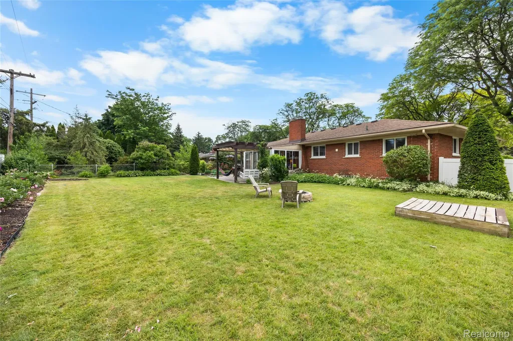 30064 Bentley Street Livonia City MI 48154