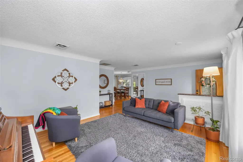 30064 Bentley Street Livonia City MI 48154