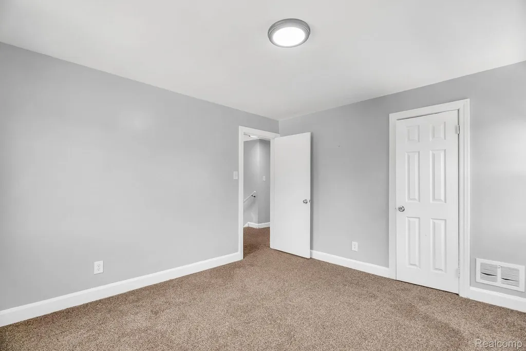 8262 E Outer Drive Detroit City MI 48213