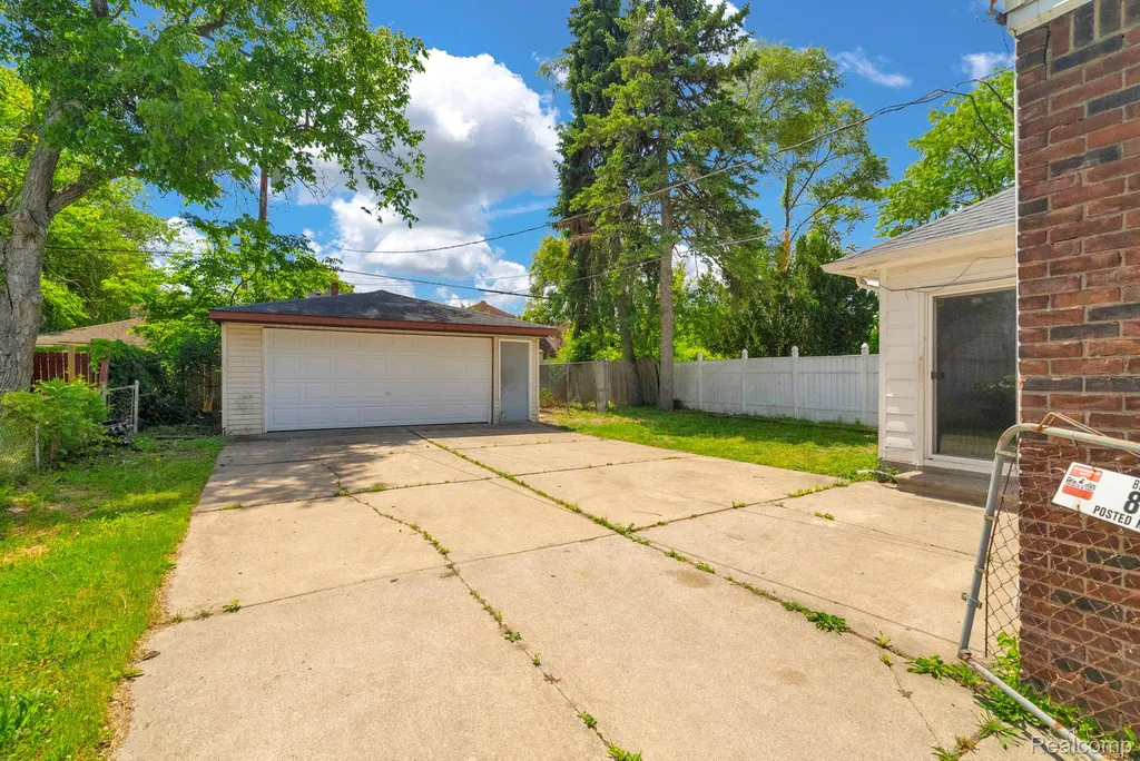 8262 E Outer Drive Detroit City MI 48213