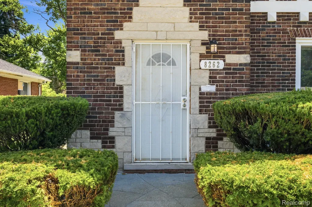 8262 E Outer Drive Detroit City MI 48213