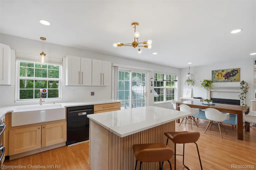 124 Rexton Street Novi City MI 48377