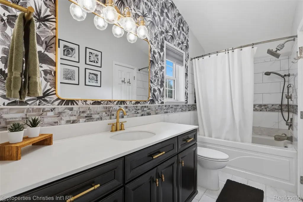 124 Rexton Street Novi City MI 48377