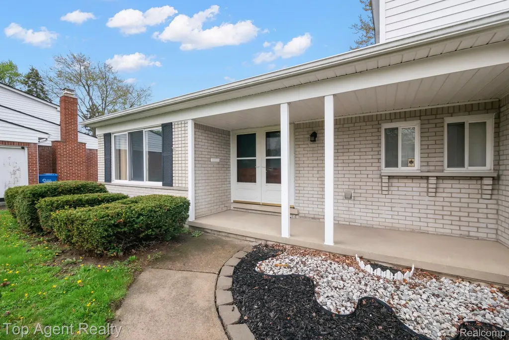 30151 Barbary Court Warren City MI 48093