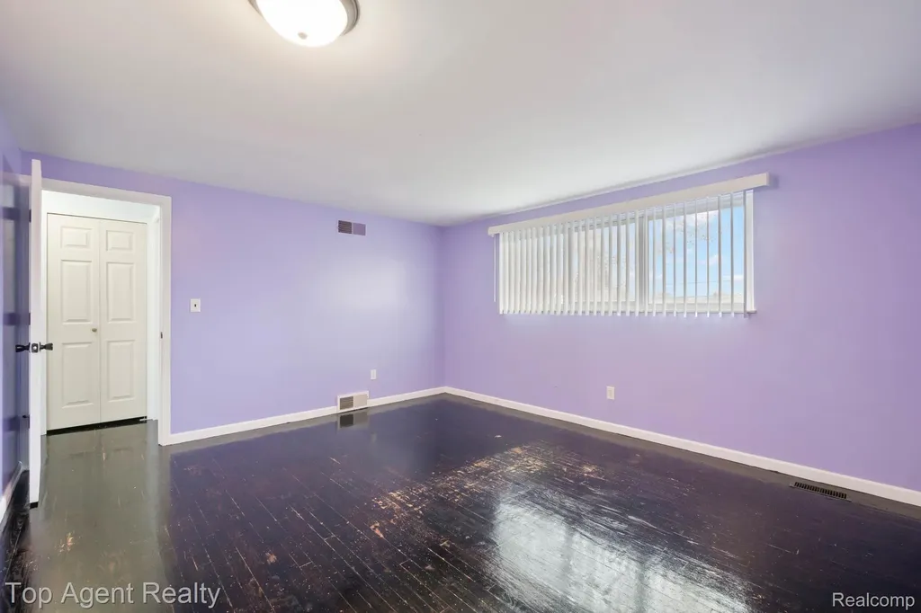 30151 Barbary Court Warren City MI 48093