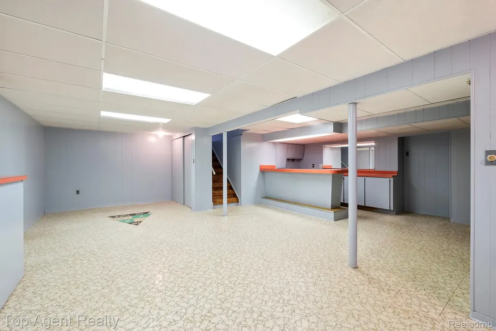 30151 Barbary Court Warren City MI 48093