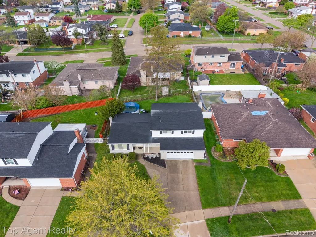 30151 Barbary Court Warren City MI 48093