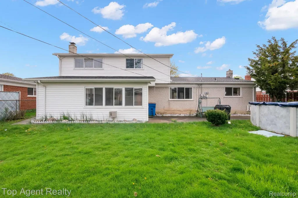 30151 Barbary Court Warren City MI 48093