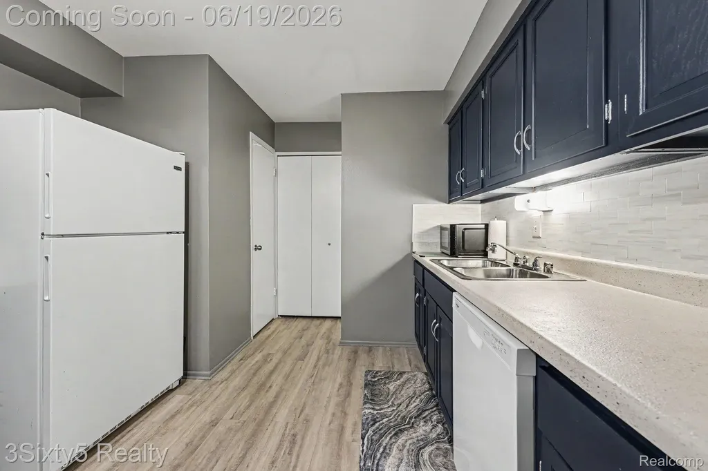 37592 Garden Court Westland City MI 48185